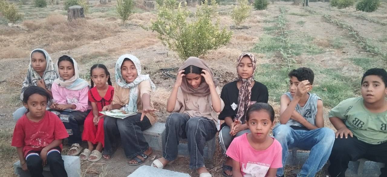 پنجره‌ای به دنیای دانایی؛ برگزاری برنامه معرفی کتاب و جمع‌خوانی در روستای پانهر رودان