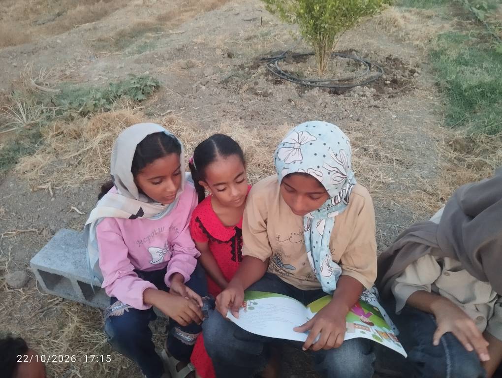 پنجره‌ای به دنیای دانایی؛ برگزاری برنامه معرفی کتاب و جمع‌خوانی در روستای پانهر رودان