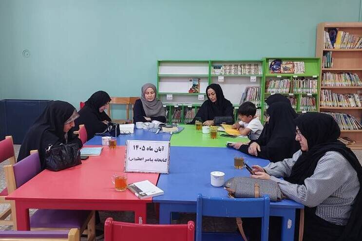 روایتی از سبک زندگی بانوی دو عالم در نشست جمع‌خوانی کتاب «خاطر نازک‌گل»