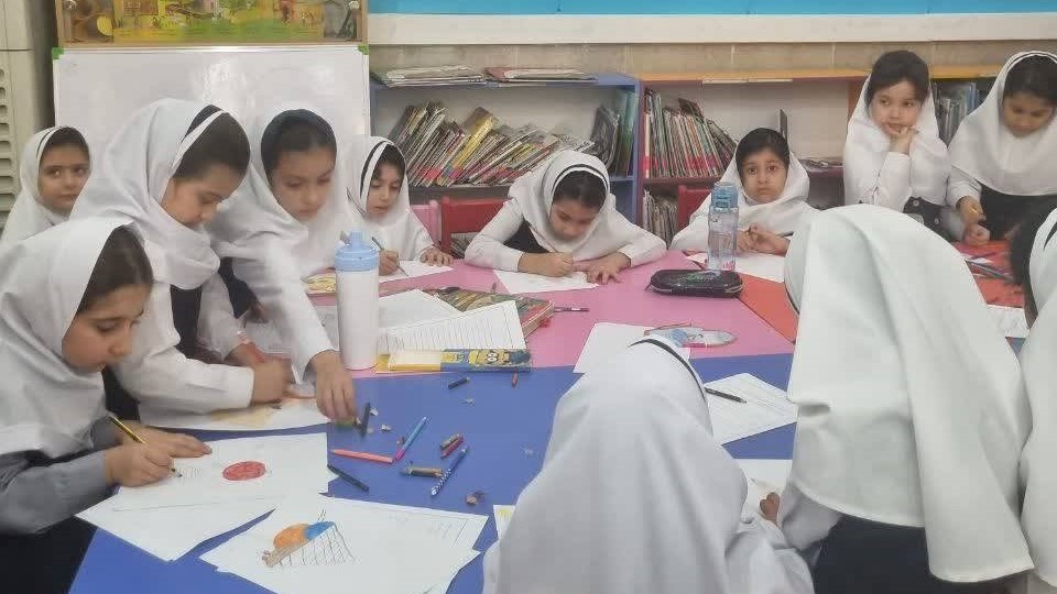 دنیای شگفت‌انگیز کتاب در کتابخانه علامه طباطبایی؛ دانش‌آموزان مدرسه مهرپویان میهمان کتابخانه شدند