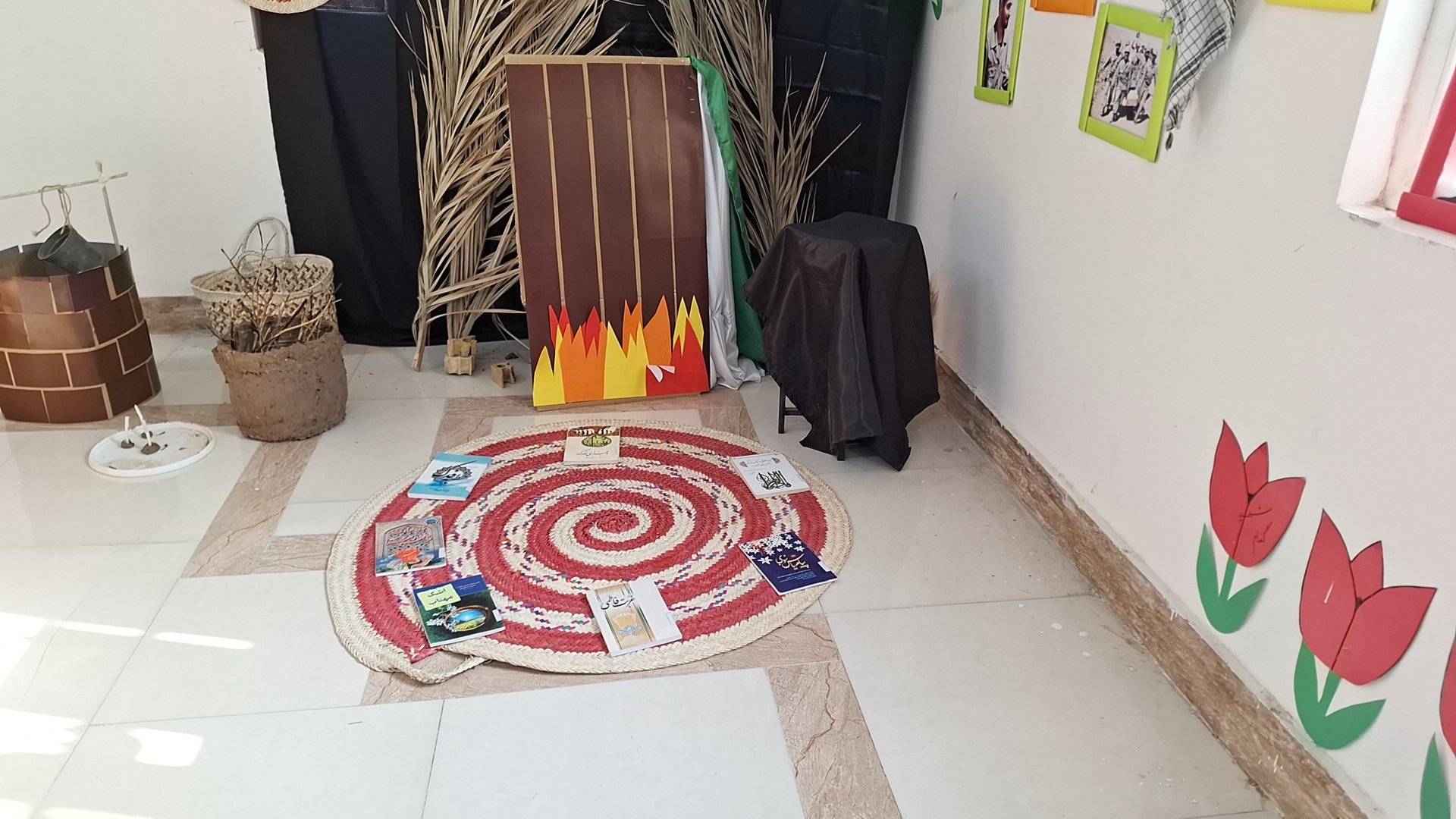برپایی نمایشگاه سوگواره «یاس پهلو شکسته» در کتابخانه قلم‌چی خرمشهر
