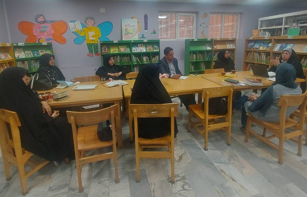 اولین جلسه از سلسله نشستهای حافظخوانی در کتابخانه شهید آیتالله خامنهای قم برگزار شد