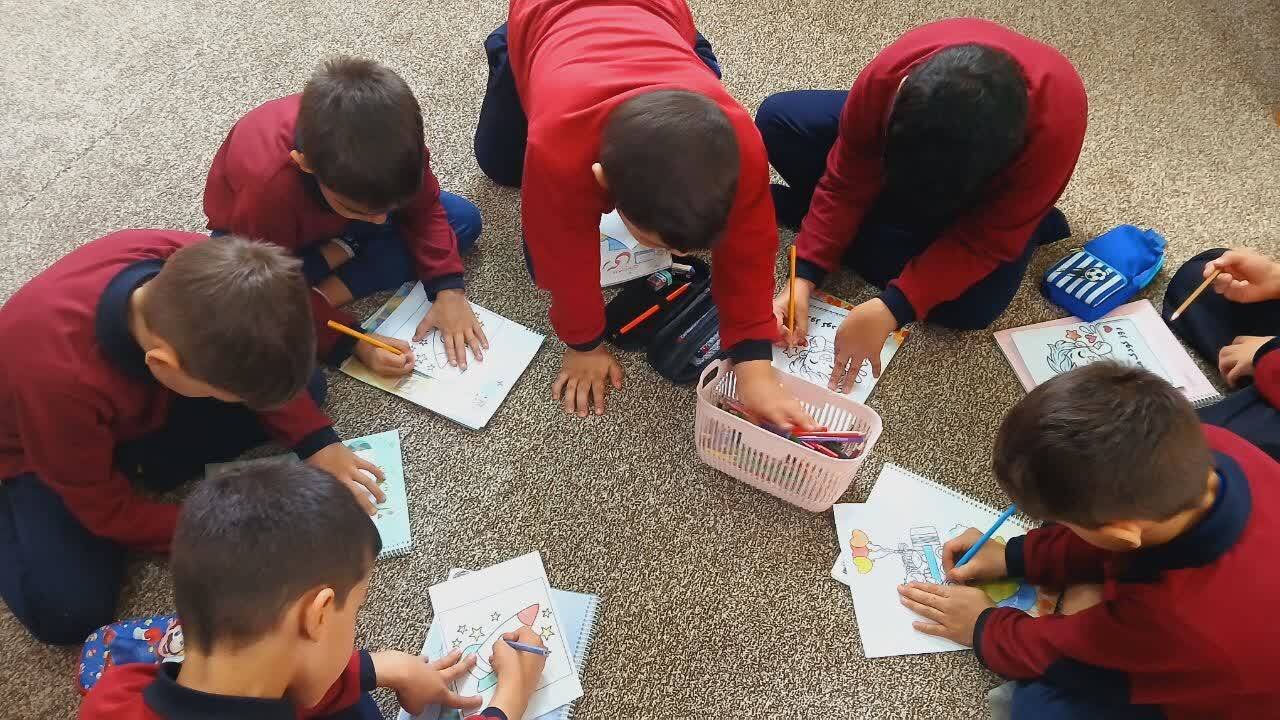 قصهگویی و آشنایی با خدمات کتابخانه؛ دانشآموزان مدرسه شاهد مهمان کتابخانه عطایی شدند