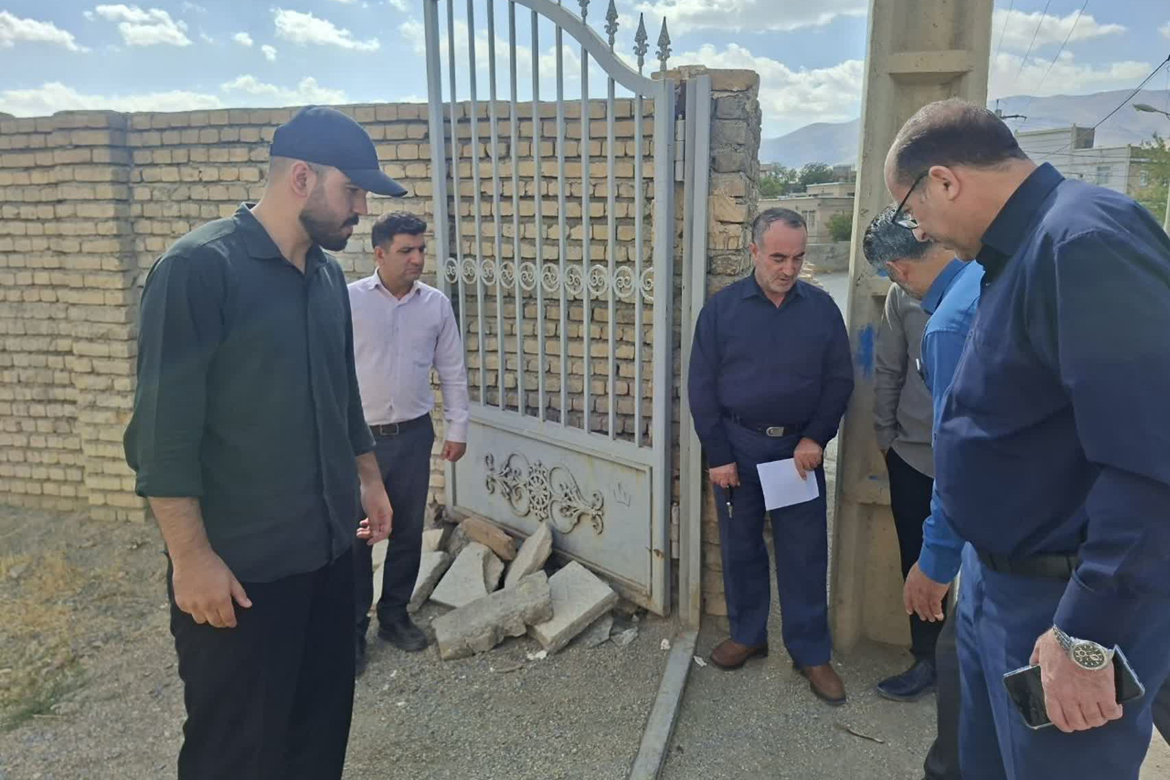 بازدید مسئولان شهرستان خنداب از کتابخانه فرهنگ روستای آقداش