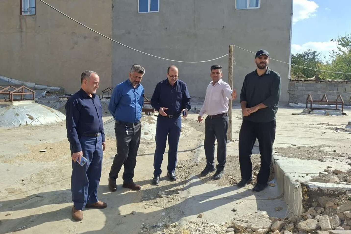 بازدید مسئولان شهرستان خنداب از کتابخانه فرهنگ روستای آقداش