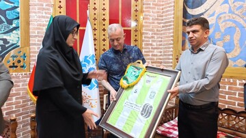 بازدید سر مربی تیم فرهنگی ورزشی خیبر خرم آباد از کتابخانه مرکزی خرم آباد