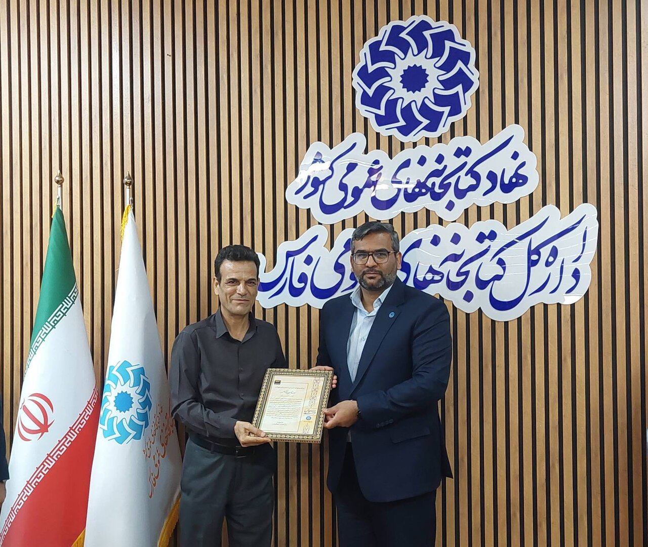 تجلیل از سالها خدمت فرهنگی عزتالله کریمی و عنایت کریمی در کتابخانههای عمومی فارس