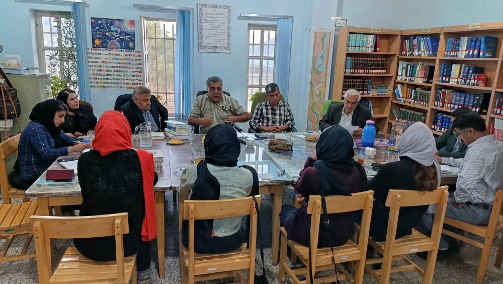 بررسی نقش احمد شاملو در شعر معاصر فارسی در کانون ادبی ـ مطالعاتی قاش مستان سی‌سخت