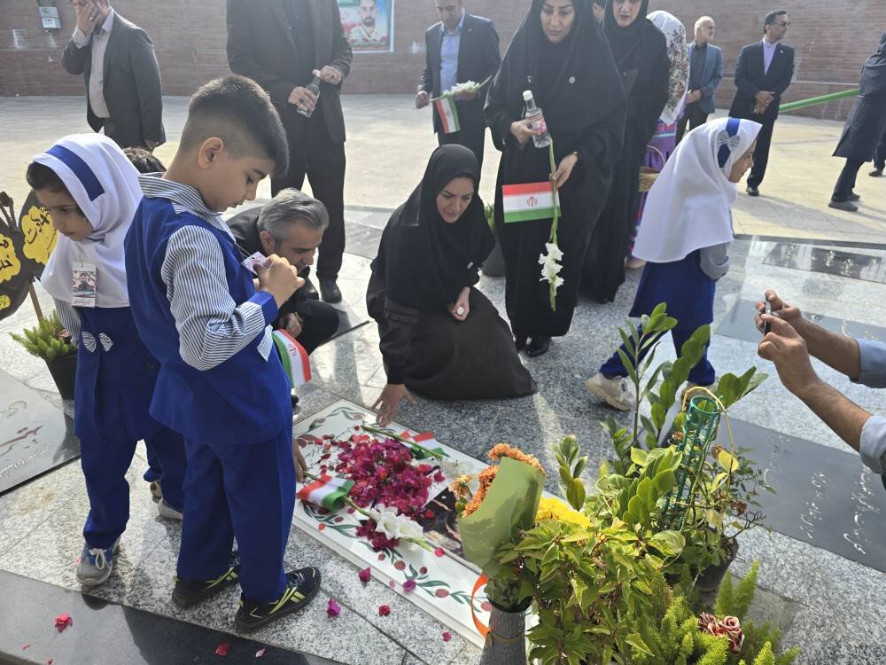 غبارروبی و عطرافشانی یادمان شهدای قادیکلا بزرگ در قائمشهر