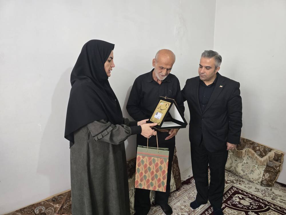دبیرکل نهاد کتابخانه‌های عمومی کشور با خانواده شهید محمد حیدری دیدار کرد