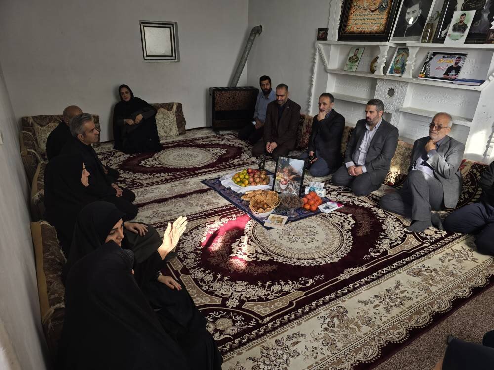 دبیرکل نهاد کتابخانه‌های عمومی کشور با خانواده شهید محمد حیدری دیدار کرد